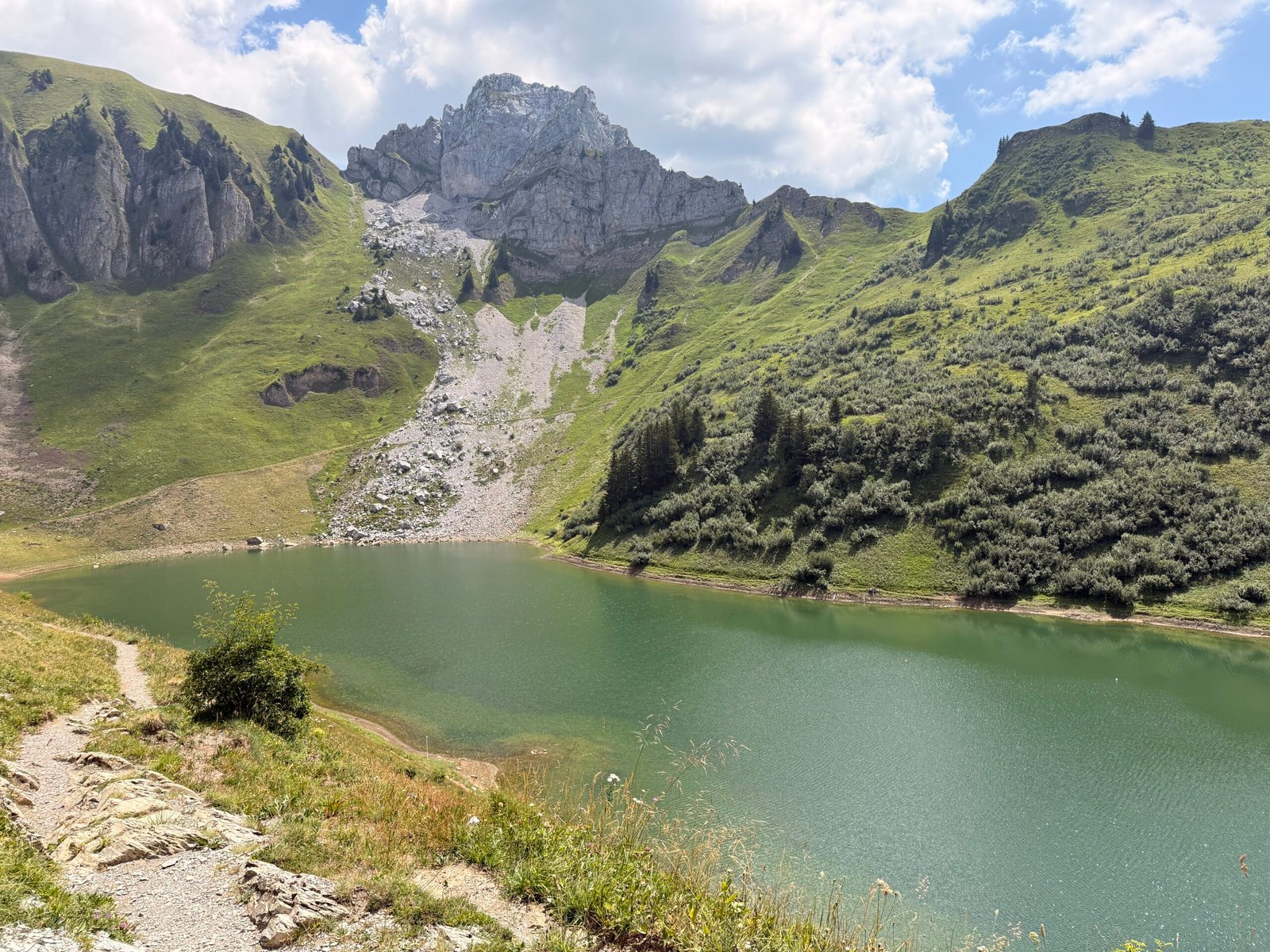 Lac de Lessy et Aiguille Verte : une randonnée coup de cœur dans les Aravis